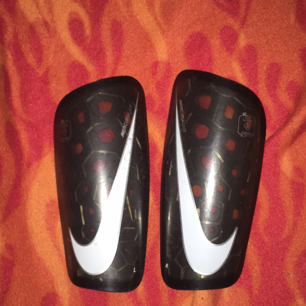 Nike mercurial lite shin guards